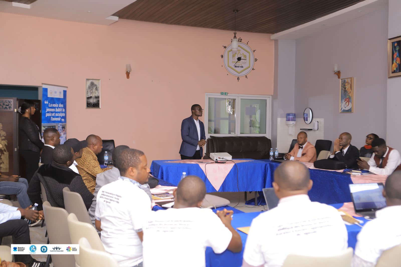 Beni: Plus de 40 acteurs réunis à l’Hôtel VYAKA pour un dialogue intergénérationnel sur la paix au Nord-Kivu